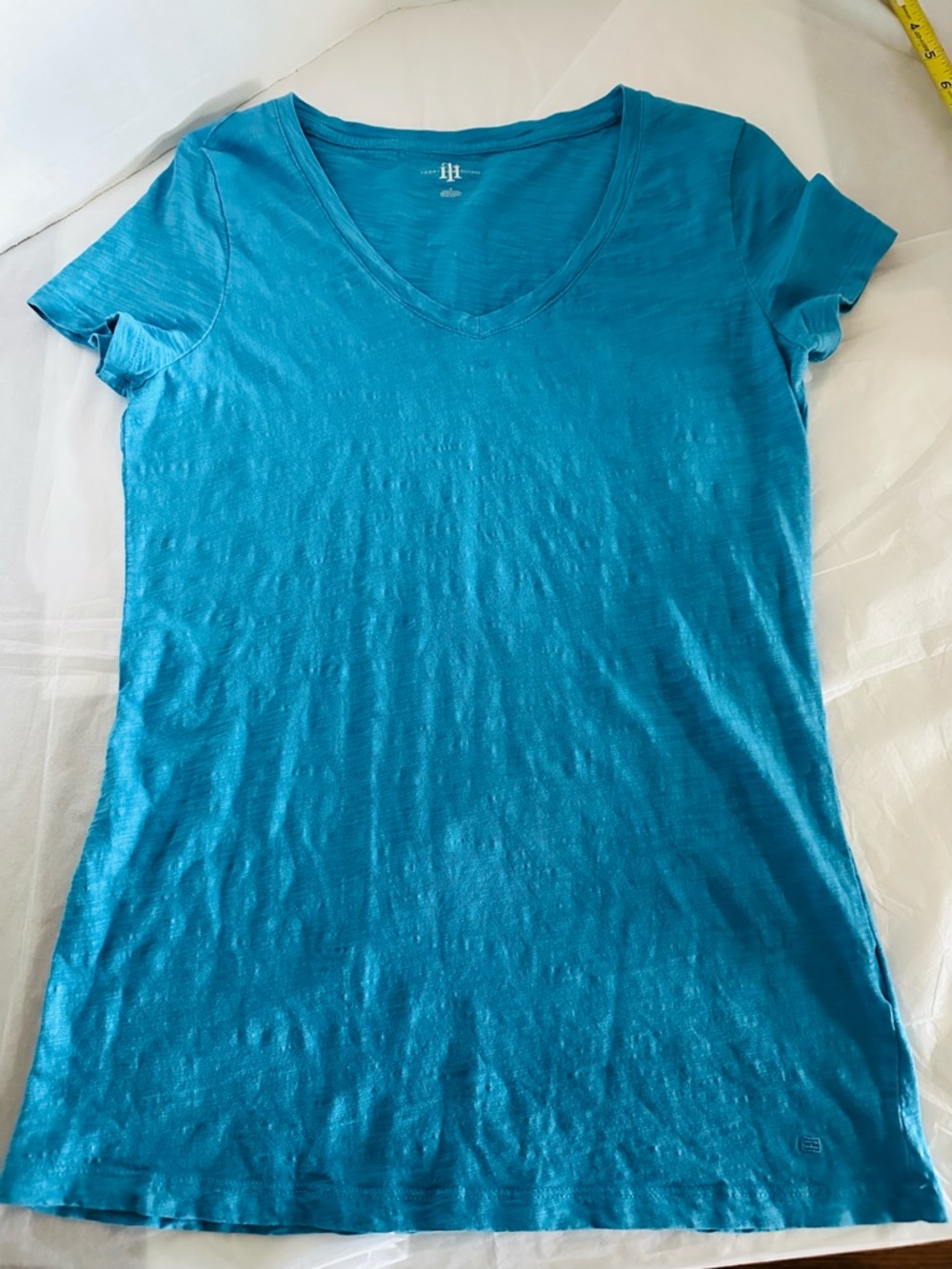Tommy Hilfiger Women's V-Neck Tee Size Medium in Bright Teal